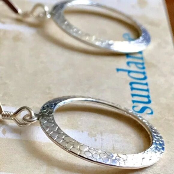 Sundance NEW $68 Silver Hoop Patterned 1-1/2" Lightweight Dangle Earrings Simple - Picture 1 of 9